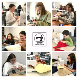 Na obrazku kolaż składający się z 8 zdjęć uczestników zajęć. Na każdym dziecko w wieku szkolnym pracująca przy maszynie do szycia. W środku kolażu logo LAULALA Fabryka Szycia. 