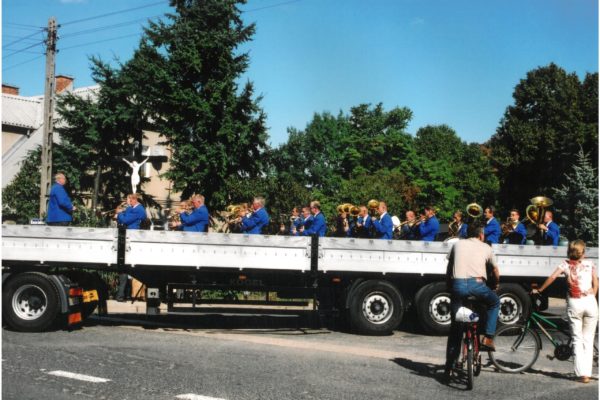 Chludowo, rok 2003, Dożynki, krzyżówka Kościelnej i Poznańskiej, Orkiestra dęta z Chludowa pod batutą Ignacego Bienia,