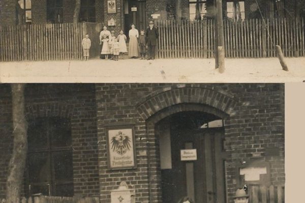 Dwa stare, czarno-białe zdjęcia przedstawiające grupę osób stojących przed murowanym budynkiem z czerwonej cegły. Budynek ma ogrodzenie z drewnianych sztachet i drzewa rosnące przed wejściem. Nad drzwiami widoczny jest szyld z niemieckim godłem (orzeł) oraz tabliczki urzędowe, co sugeruje, że mieściła się tam poczta lub urząd. Na fotografiach stoją kobiety, mężczyzna oraz kilkoro dzieci w strojach z początku XX wieku.