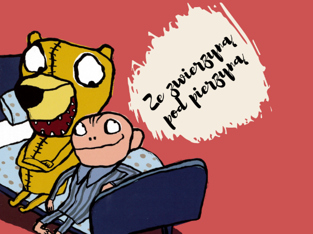 W lewym dolnym narożniku znajduje się granatowe łóżko z błękitną pościelą w szare groszki. Na nim po lewej siedzi żółty miś, a obok niego chłopiec ubrany w niebieską piżamę w szare pionowe paski. U góry po prawej w beżowym dymku czarny napis Ze zwierzyną pod pierzyną. Tło całości barwy malinowej.