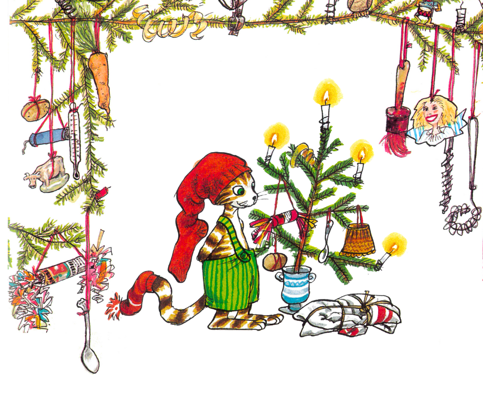 Ilustracja przedstawia kota w zielonych ogrodniczkach z czerwoną czapką na głowie oraz na ogonie. Ubiera on świąteczną choinkę.