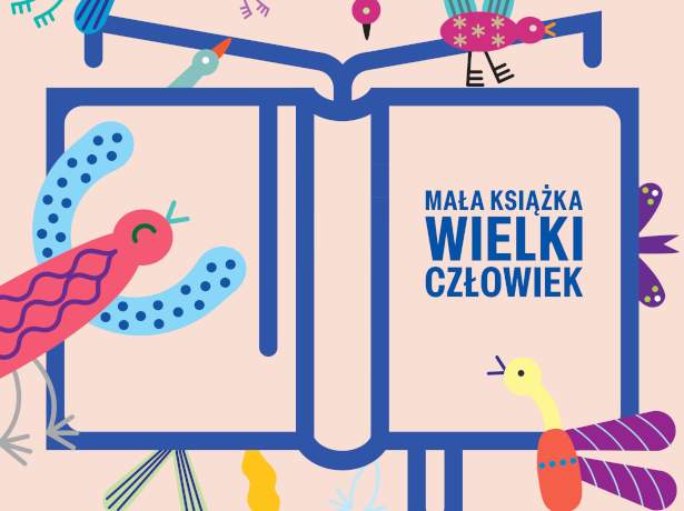 Ilustracja przedstawia logo projektu Mała Książka Wielki Człowiek w kolorze niebieskim wraz z napisem. Wokół niego znajduje się kilka kolorowych rysunków ptaków.