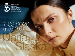 Plakat wydarzenia kulturalnego. Z prawej strony zbliżenie twarzy młodej kobiety o jasnej cerze i zielonych oczach, leżącej na jasnej tkaninie i patrzącej w obiektyw. Po lewej stronie widoczne napisy: logo ‘35-lecie Centrum Kultury i Biblioteka Publiczna Gminy Suchy Las’, data ‘7.03.2026’, godzina ‘19:00’ oraz tytuł wydarzenia ‘Daria ze Śląska’. Tło w odcieniach granatu i beżu.
